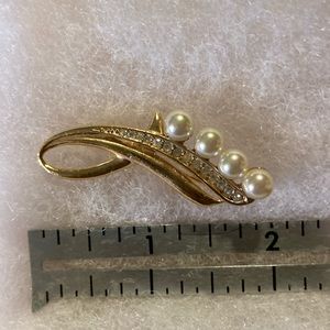 Pearl and rhinestone brooch